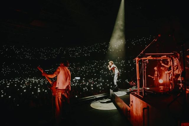 Desde luego que al ver a @danifdezmusic en el escenario,  TODO CAMBIA. 

Lo del sábado en Bilbao fue un auténtico chute de energía. Una JAURÍA de otro planeta. Un regalazo 🎁

Muchas gracias @danifdezmusic. Deseando volver a bailar contigo! 🎶🎶

📸 @bilbaoarena
