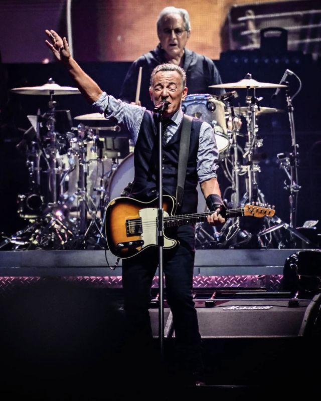 First round‼️‼️

Impresionante, Bruce Springsteen & The E Street Band en un Reale Arena abarrotado 🔥🔥

Everybody Dancing in the Dark! 🎶🎶

Contando las horas para el martes ⏳

📸@oyarzabal.daniel 

@springsteen 🤍