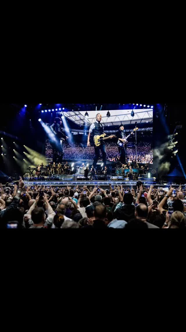 ⏳ Contando las horas para volver a ver estas caras de FELICIDAD‼️

Segundo "asalto" del gran  @springsteen & The E Street Band en Anoeta🎶🎶

🚪Puertas: 18:00h.

🎸Show: 21:00h

Glory Days!! 🙌🏽🙌🏽🤟🏽

📸 @oyarzabal.daniel