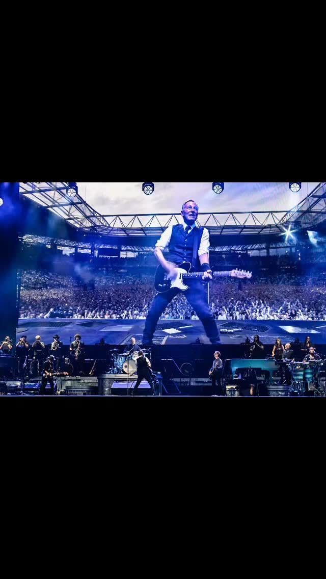 No tenemos palabras para describir lo que ocurrió ayer en Anoeta 🥹

Por segunda vez, Bruce Springsteen & The E Street Band ofrecieron un espectáculo insuperable, haciendo frente a la tormenta ⚡y con un público increíble que aguantó de una forma de lo más admirable el "chaparrón"🙌🏽🙏🏽
No surrender‼️

Thank you very much BRUCE @springsteen ❤️❤️

📸@oyarzabal.daniel