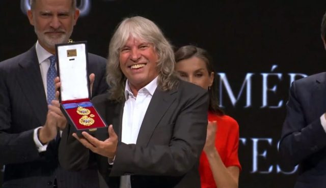 José Mercé ha recibido hoy la Medalla al Mérito en las Bellas Artes de la mano de Sus Majestades los Reyes de España👏🏼🏅

Nuestra más sincera enhorabuena.