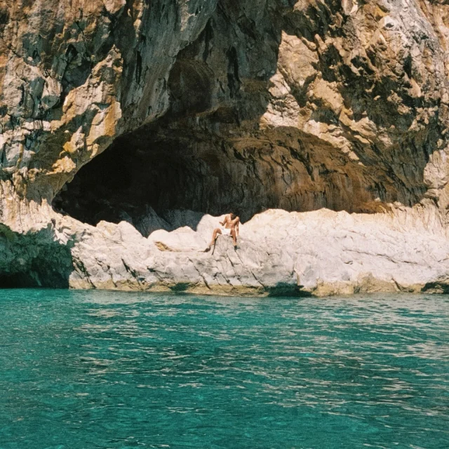 Ya tenéis disponible ‘ENSALITRADOS (Una historia de TUTTO PASSA)’ de @enolbc 🩵

Ocho canciones que recuerdan al verano, a los días volviendo de la playa en coche con la ventanilla bajada, al aire en la cara y piel llena de sal☀️